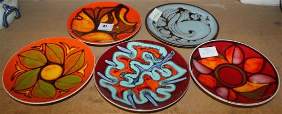 Poole Aegean dish and 4 Delphis dishes(-)